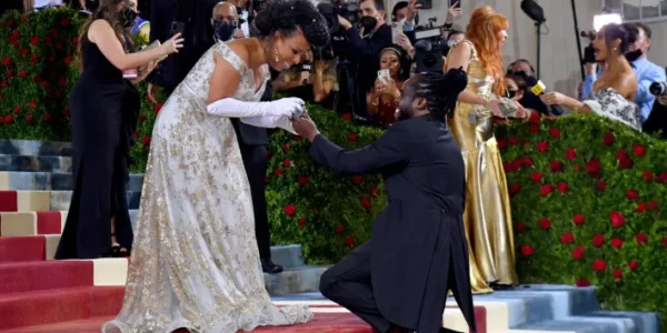 Una propuesta de matrimonio en la Met Gala desata vítores y alegría