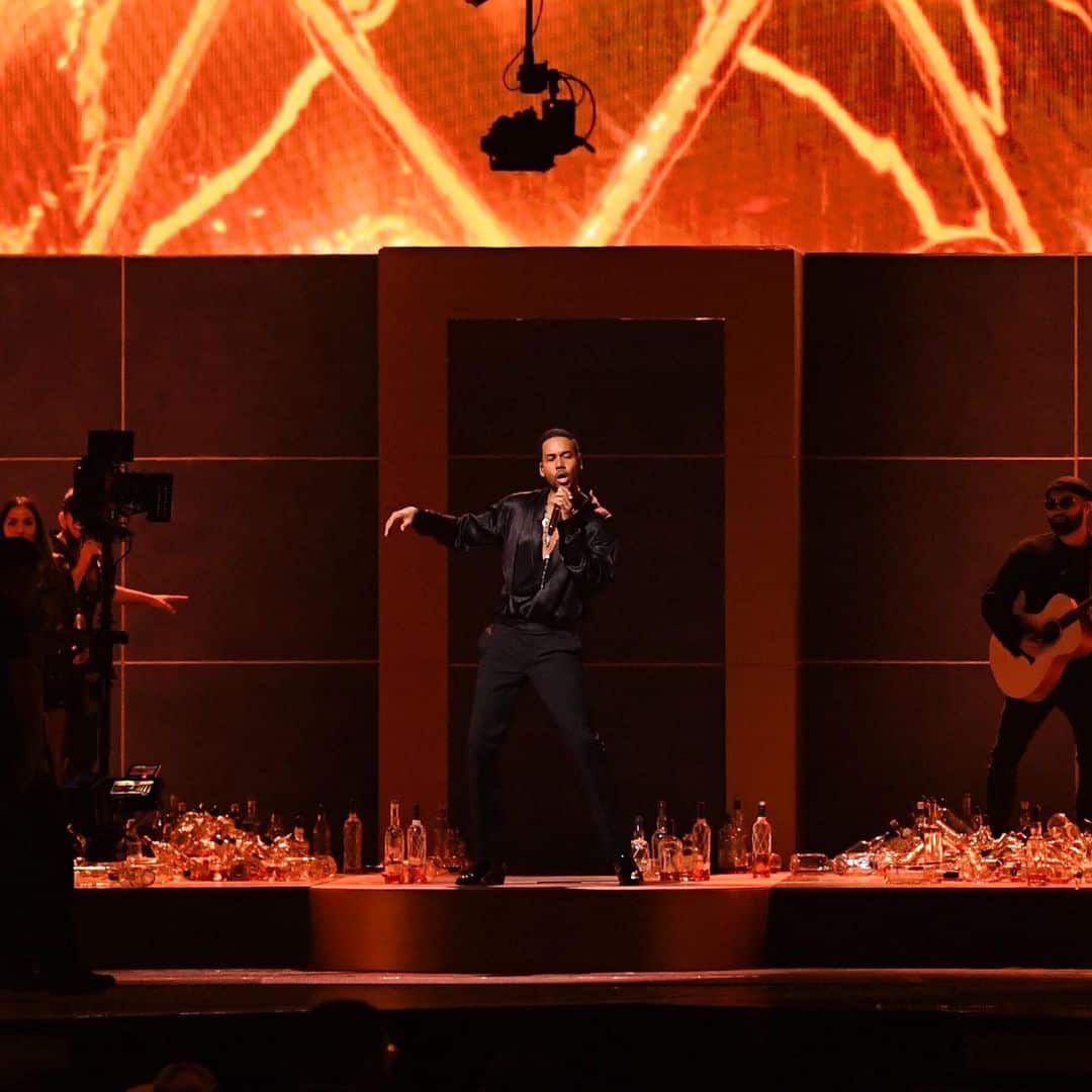 Romeo Santos canta en el Latin Grammy Arte & Medio
