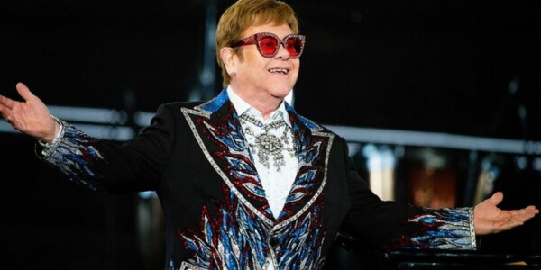 Elton John está de vuelta en casa tras pasar la noche ingresado por una caída